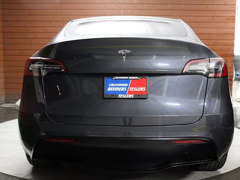 Used 2022 Tesla Model Y Long Range image 5