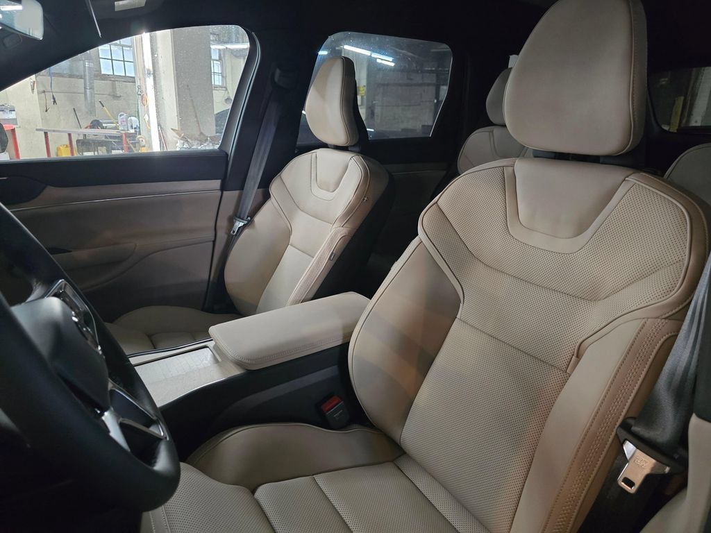 Used 2025 Volvo EX90 Ultra AWD/4WD image 22