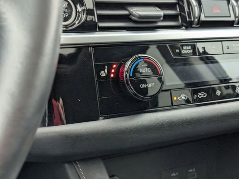 Used 2022 Nissan Pathfinder SV w/ SV Premium Package image 15