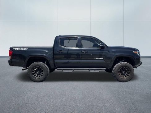 Used 2017 Toyota Tacoma TRD Sport w/ Premium & Technology Package AWD/4WD image 6
