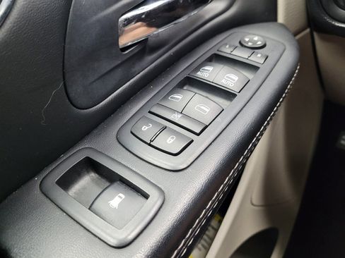 Used 2016 Chrysler Town & Country Touring image 27