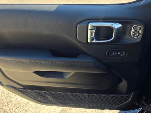 Used 2022 Jeep Wrangler Unlimited Sahara image 11