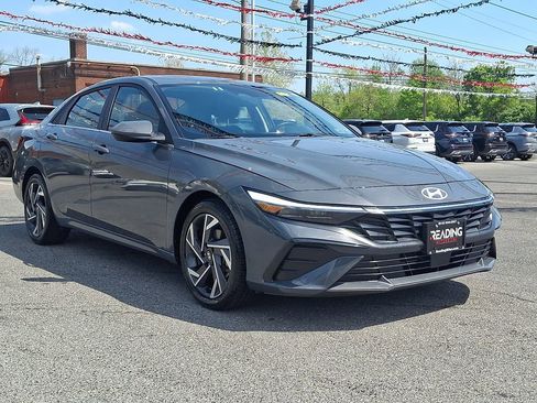 Used 2025 Hyundai Elantra SEL FWD image 4