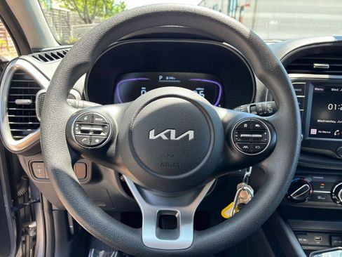 Used 2025 Kia Soul LX w/ LX Technology Package FWD image 27