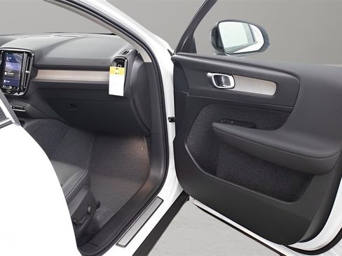 Certified 2025 Volvo XC40 B5 Plus image 35