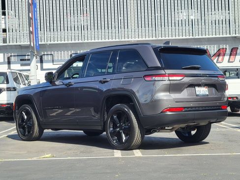 Used 2022 Jeep Grand Cherokee Altitude RWD image 2