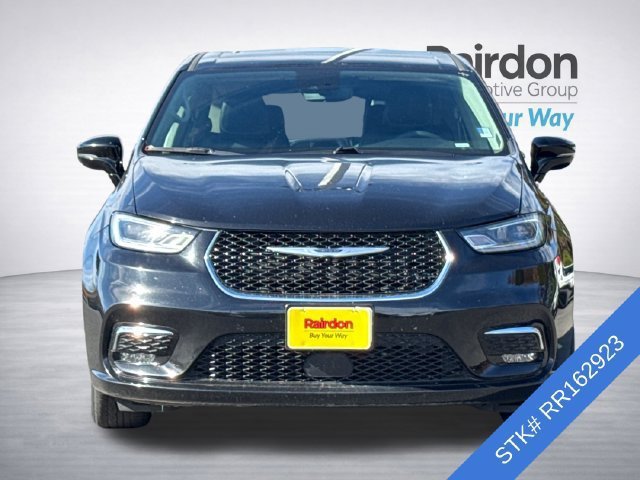 Used 2024 Chrysler Pacifica Touring-L FWD image 2