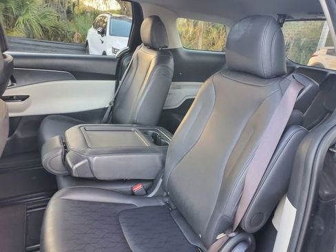 Used 2024 Kia Carnival LX image 11