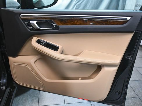 Used 2023 Porsche Macan AWD/4WD image 13