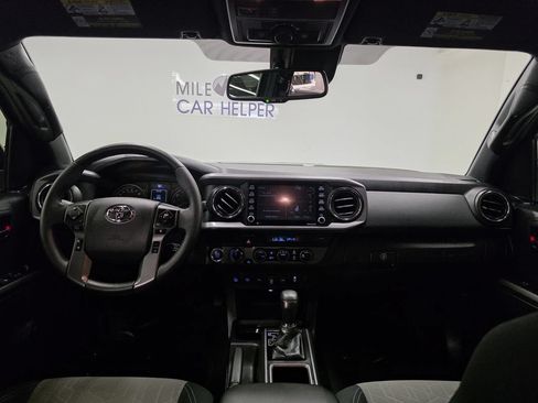 Used 2021 Toyota Tacoma TRD Off-Road w/ Technology Package AWD/4WD image 16