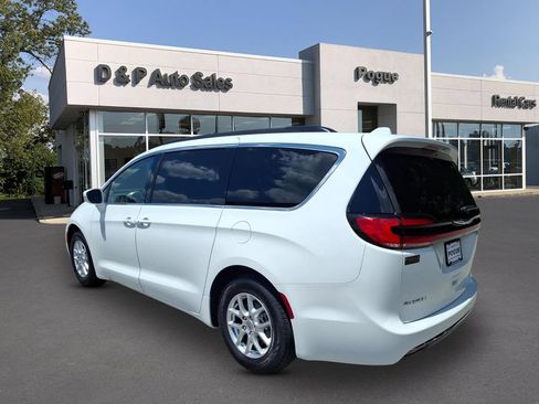 Used 2022 Chrysler Pacifica Touring-L FWD image 3