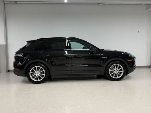 Certified 2025 Porsche Cayenne E-Hybrid w/ Premium Package Plus AWD/4WD image 11