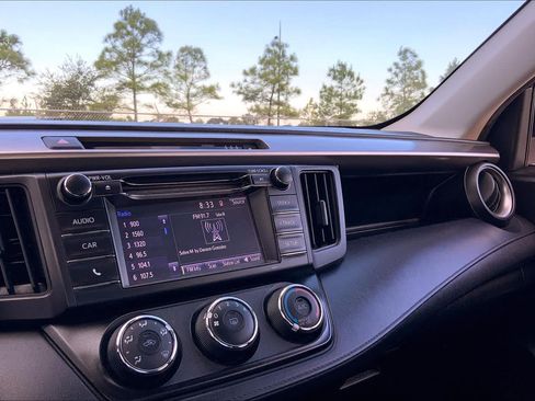 Used 2018 Toyota RAV4 LE FWD image 35
