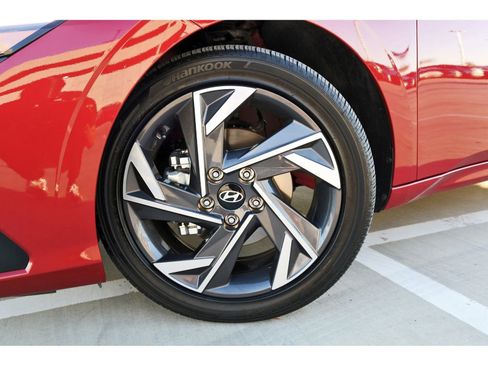 Certified 2025 Hyundai Elantra SEL image 32