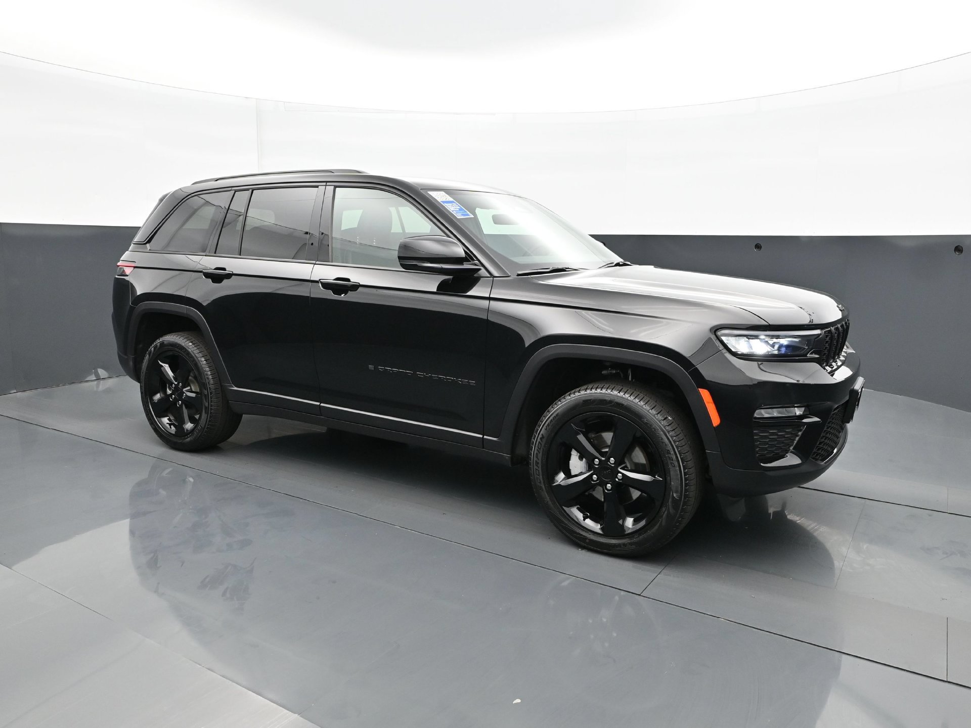 Used 2025 Jeep Grand Cherokee Limited w/ Black Appearance Package AWD/4WD image 9