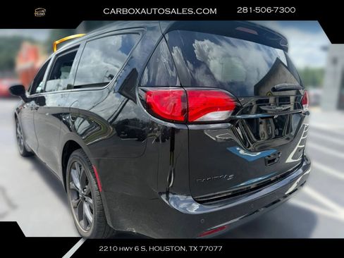 Used 2019 Chrysler Pacifica Limited w/ S Appearance Package FWD image 3