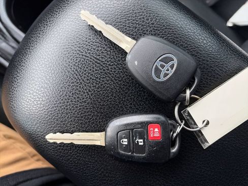 Used 2018 Toyota RAV4 LE FWD image 28