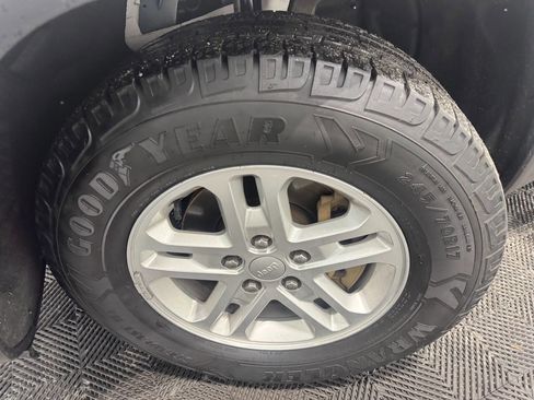 Used 2023 Jeep Grand Cherokee Laredo w/ Luxury Tech Group I image 46