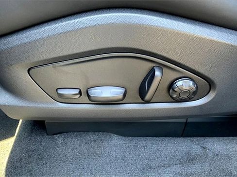 Used 2025 Porsche Macan Electric image 33