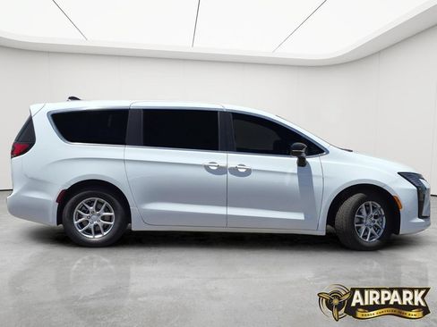 New 2027 Chrysler Pacifica Select FWD image 3