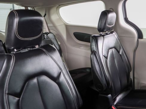 Used 2024 Chrysler Pacifica Touring-L FWD image 28