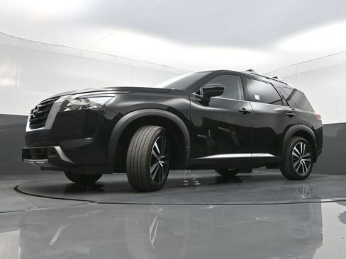 Used 2025 Nissan Pathfinder Platinum w/ Cargo Package FWD image 32