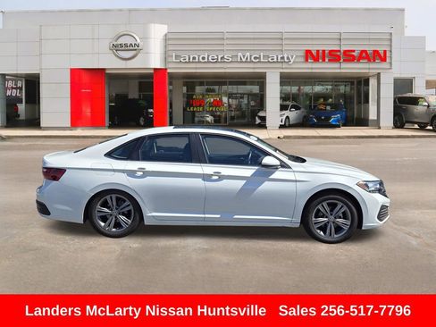 Used 2024 Volkswagen Jetta SE w/ Panoramic Sunroof Package FWD image 2