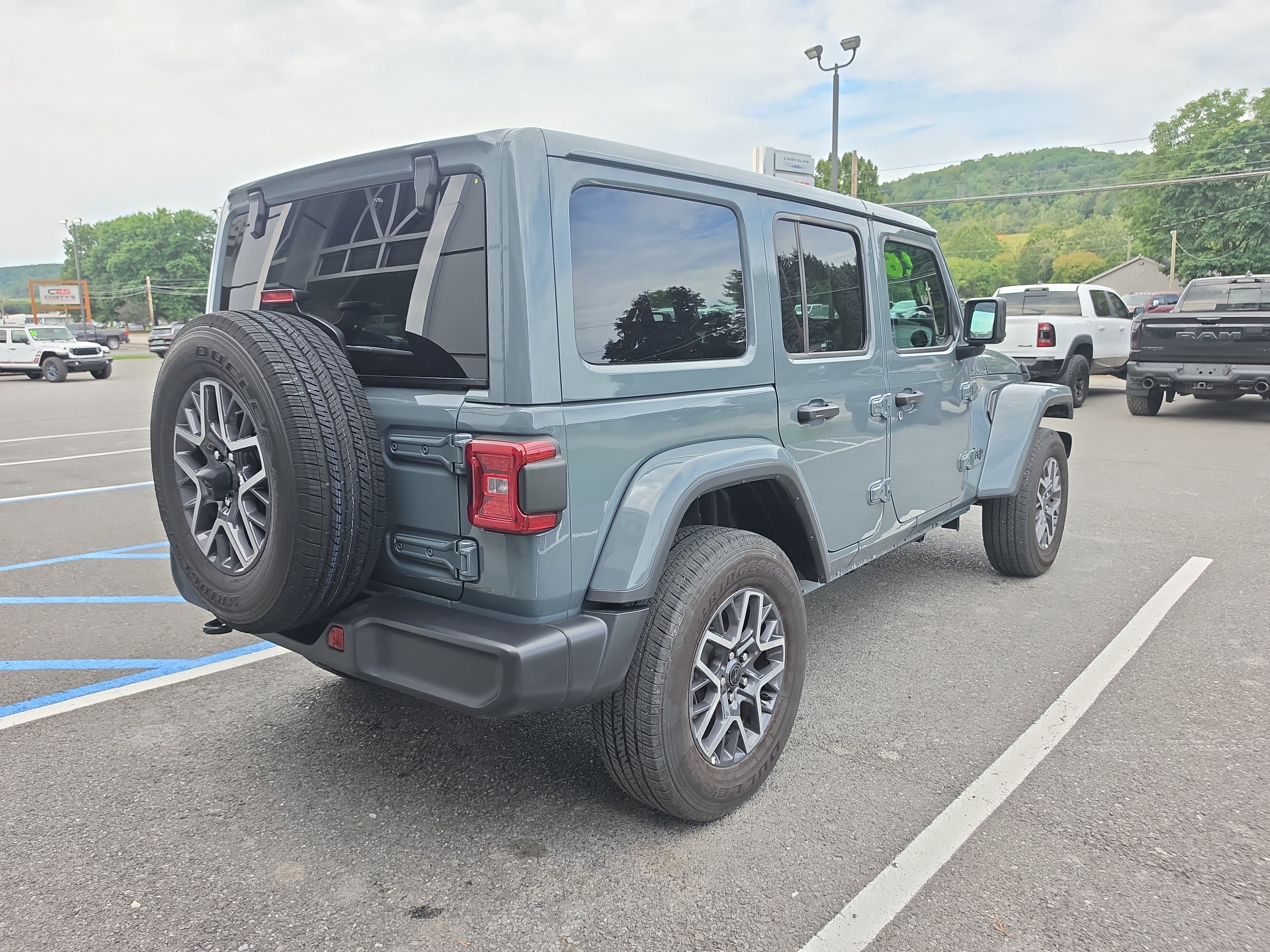 Used 2026 Jeep Wrangler Unlimited Sahara AWD/4WD image 3