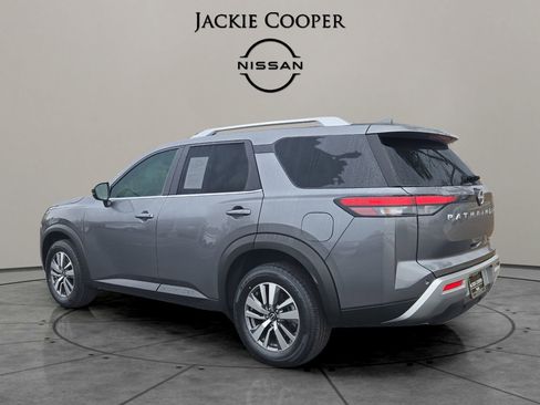 Certified 2025 Nissan Pathfinder SL image 3