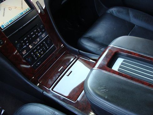 Used 2012 Cadillac Escalade ESV Luxury AWD/4WD image 18