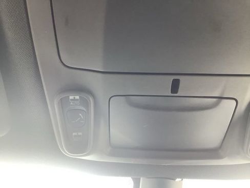 Used 2025 Chrysler Pacifica Limited FWD image 30
