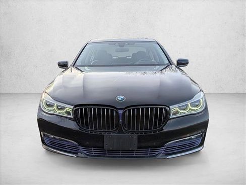 Used 2017 BMW 750i xDrive image 2