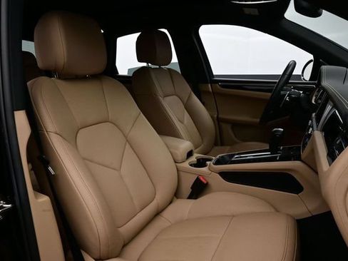 Certified 2025 Porsche Macan AWD/4WD image 18