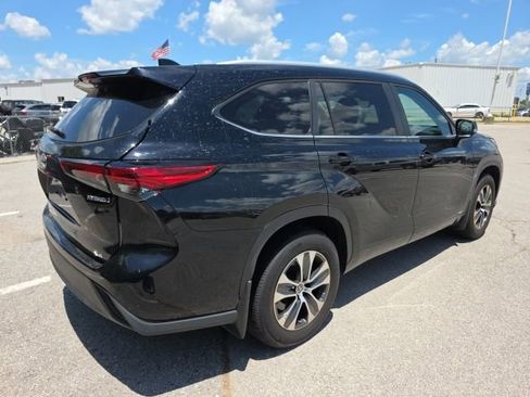 Used 2023 Toyota Highlander XLE AWD/4WD image 5