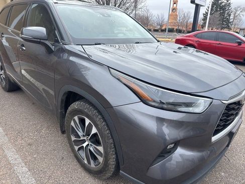 Used 2022 Toyota Highlander XLE image 2
