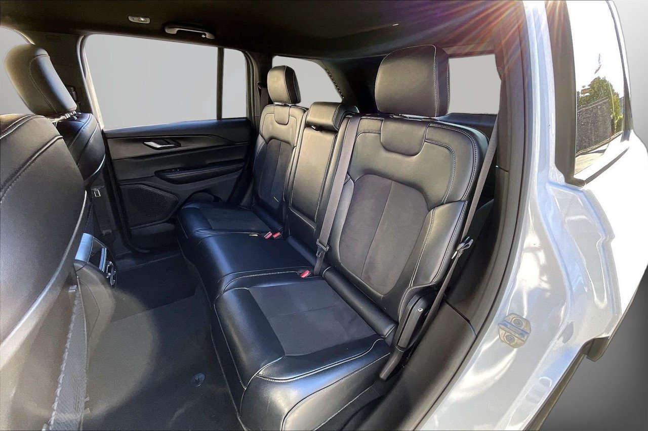 Used 2024 Jeep Grand Cherokee Altitude AWD/4WD image 21