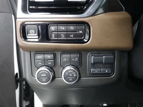 Used 2025 GMC Yukon Denali Ultimate w/ LPO, Floor Liner Package AWD/4WD image 9