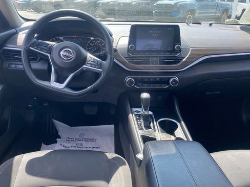 Used 2024 Nissan Altima 2.5 SV FWD image 9