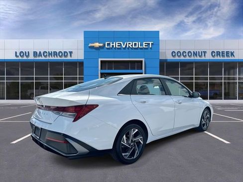 Used 2025 Hyundai Elantra SEL image 8