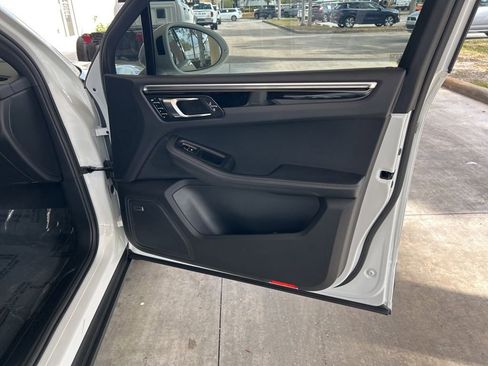 Used 2022 Porsche Macan image 23