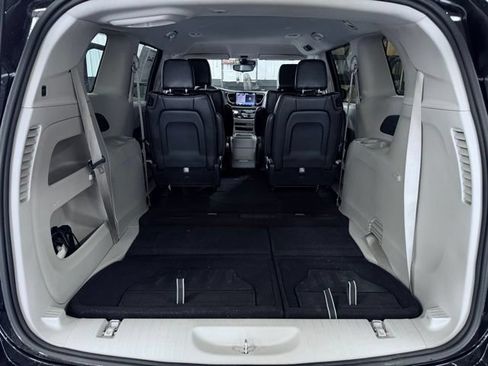 Used 2024 Chrysler Pacifica Touring-L FWD image 11