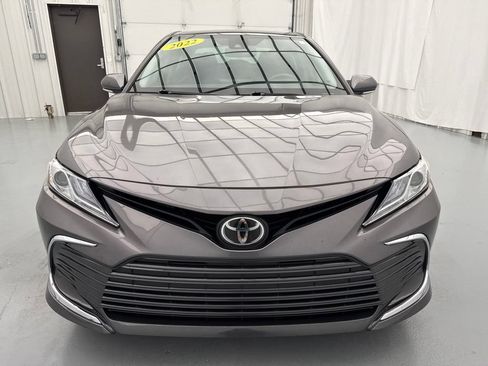 Used 2022 Toyota Camry XLE FWD image 2