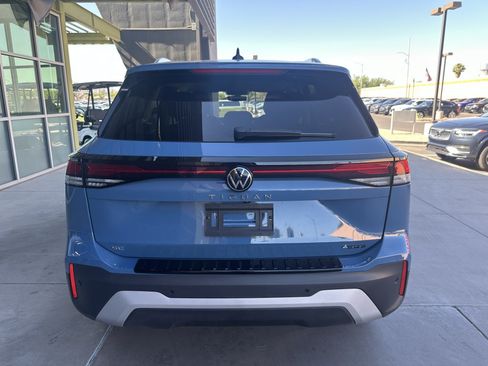 Used 2025 Volkswagen Tiguan SE w/ Panoramic Sunroof Package AWD/4WD image 12