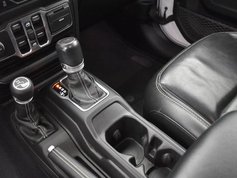 Used 2020 Jeep Wrangler Unlimited Sahara image 14
