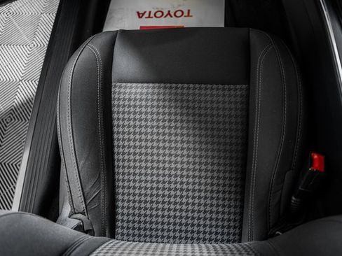 Used 2015 Dodge Challenger SXT image 30