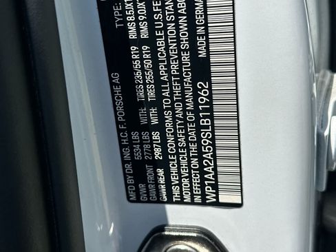 Certified 2025 Porsche Macan AWD/4WD image 32