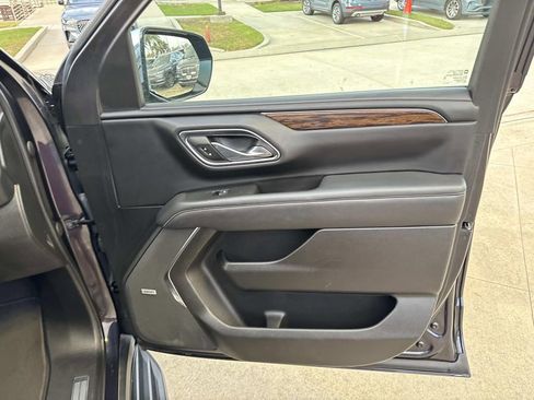 Used 2023 Chevrolet Suburban Premier image 16
