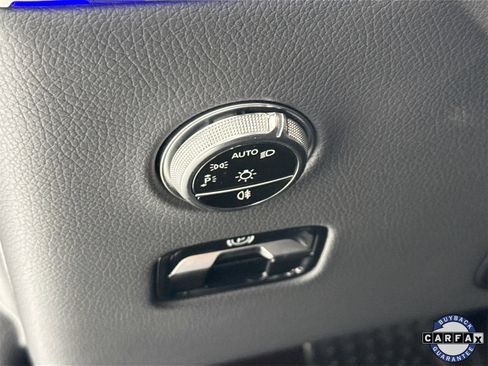 Used 2025 Mercedes-Benz GLC 350e 4MATIC image 11