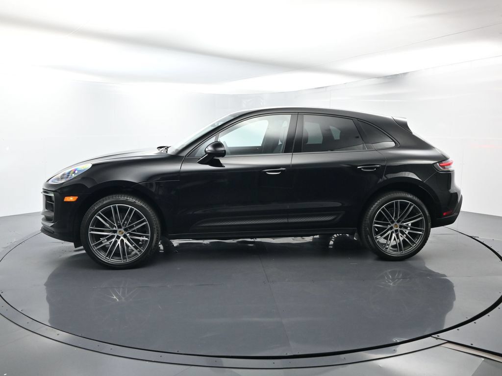 Certified 2025 Porsche Macan AWD/4WD image 2