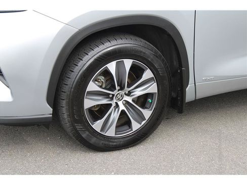 Used 2021 Toyota Highlander XLE AWD/4WD image 6